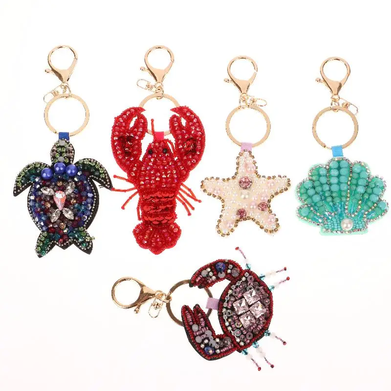 Handgenähter Taschenanhänger mit Strass-Krebs, Perlenanhänger, Krabbenmuscheln, Schildkröten, Hängeseil, Aufnäher, Applikation, Taschenband – Detail 6