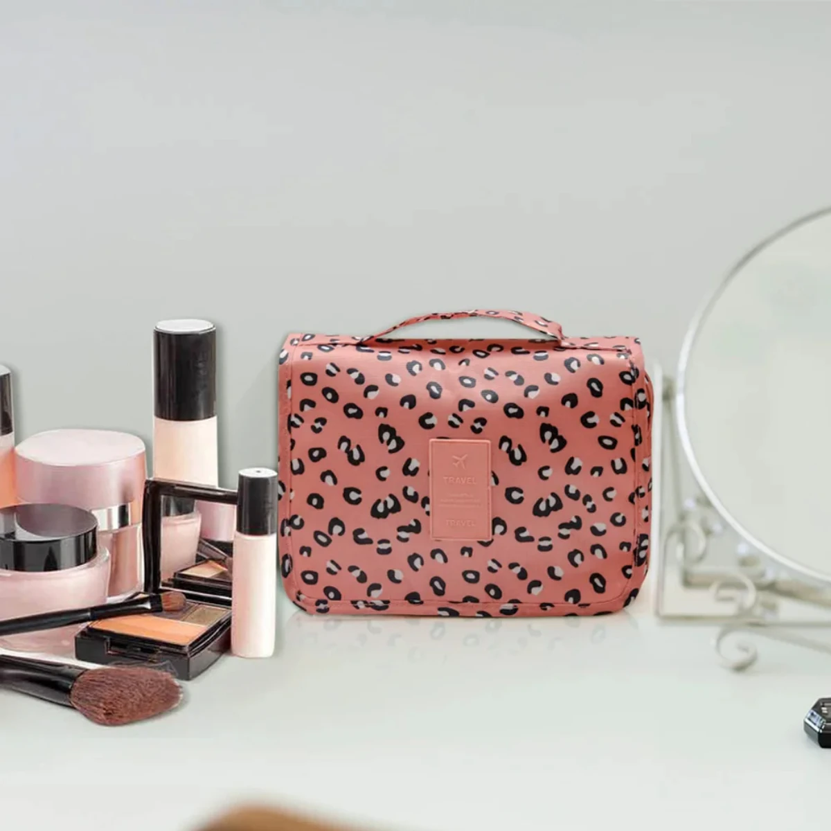 حقيبة تنظيم للسفر المحمولة معلقة لمستحضرات التجميل مع خطاف للنساء وأدوات الزينة للسيدات وجيب مقاوم للماء