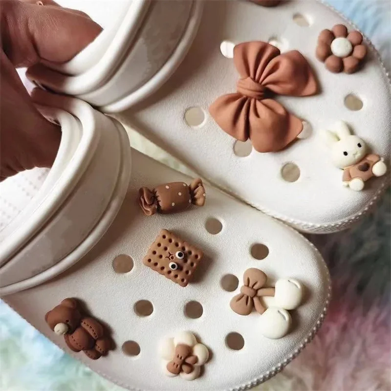 Breloques de chaussure mignonnes pour fille, bonbons, trou, décoration de chaussure, motif dessin animé, biscuit, ours, bricolage, accessoires de fleurs, 9/10 pièces