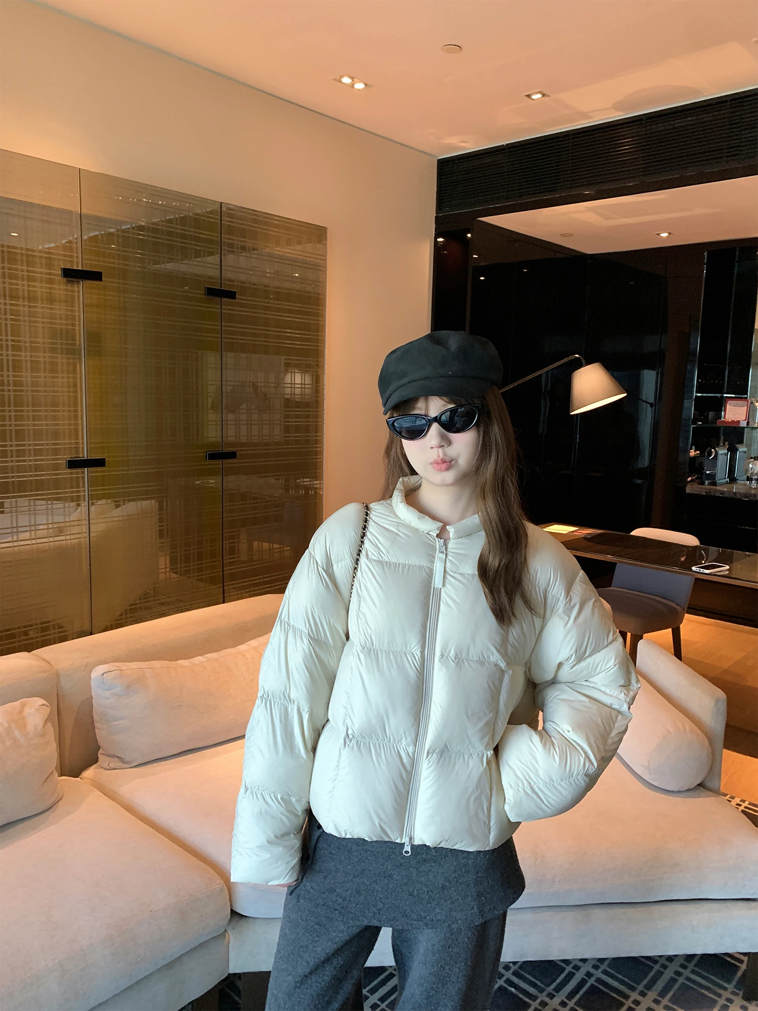 

Легкая утепленная куртка-пуховик для женщин: теплая, тонкая, не объемная, для повседневной носки, белая, с наполнителем из пуха, для девушек