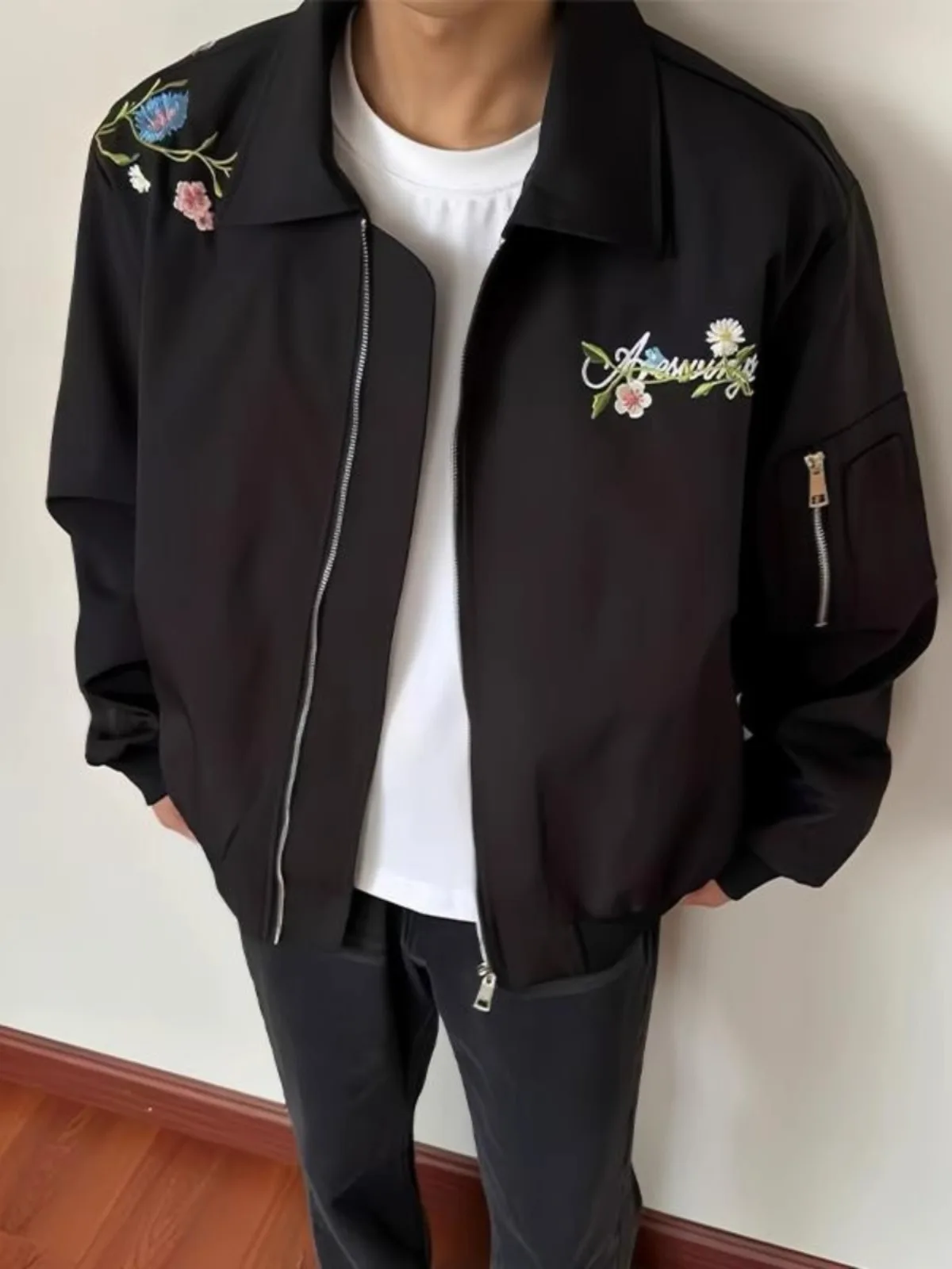 

Мужская бейсбольная куртка Cleanfit: весенне-осенняя, с вышивкой, цветочным узором, воротником-стойкой, приталенная, модная, молодежная, из полиэстера, на молнии