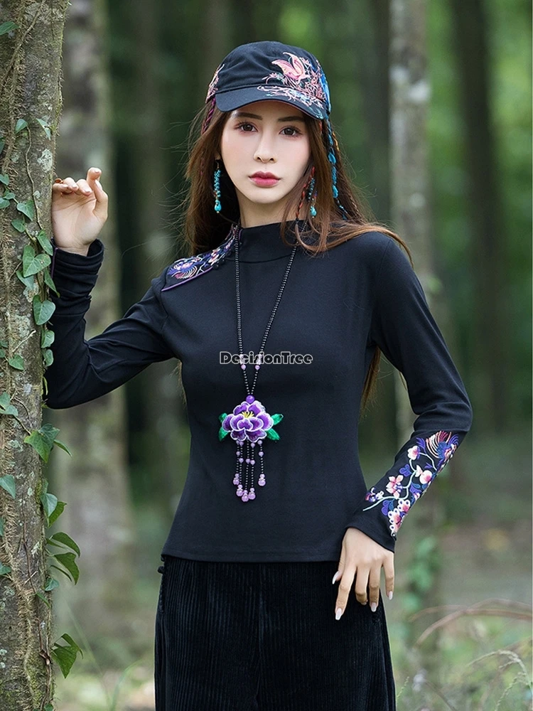 تي شيرت نسائي على الطراز العرقي الصيني لعام 2025 بلوزة نسائية للخريف بأكمام طويلة وطبقة أساسية من القطن الخالص المطرز بالزهور بلوزة يومية t001