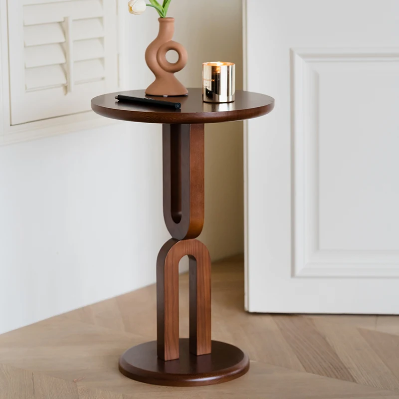 طاولة جانبية من الخشب الصلب القديم، طاولة قهوة على طراز العصور الوسطى، نوع شقة صغيرة، غرفة معيشة صغيرة، طاولة زاوية مستديرة صغيرة