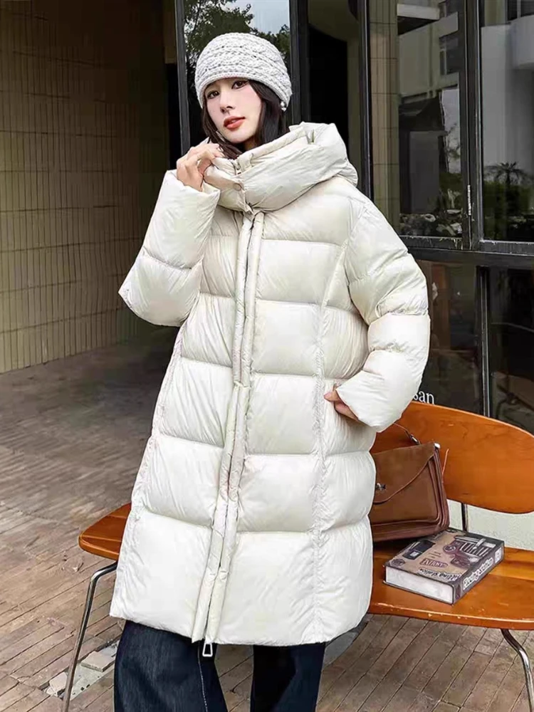 سترة نسائية شتوية جديدة متوسطة الطول لعام 2025 سترات كورية فضفاضة وسميكة ودافئة ومقاومة للبرودة موضة 90 معطف منتفخ على شكل بطة بيضاء