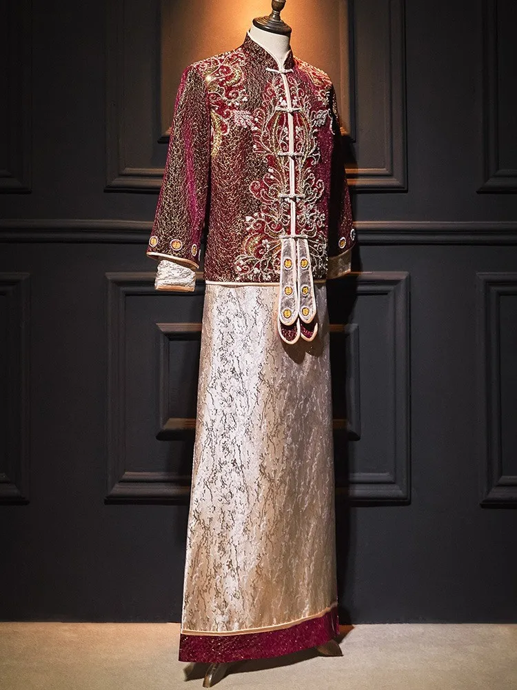 The groom's Chinese-style large-sized dragon and phoenix wedding gown for toasting