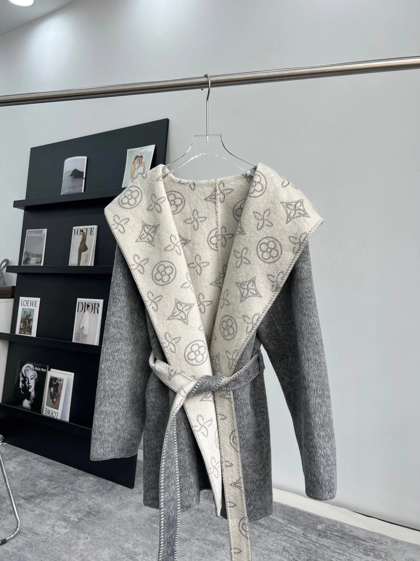 新しいスタイルのフード付きレースアップラグランスリーブ女性用両面プリントウールコート隠し斜めポケット秋冬オーバーコート