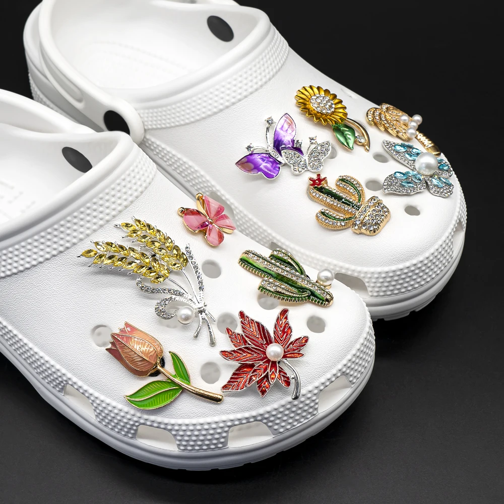 1 Stück Metall-Schuhanhänger, Blumen, Schmetterling, Schuhdekorationen, Sonnenblume, vierblättriges Kleeblatt, Sandalen, Anstecknadeln für Frauen und Mädchen, Geschenke – Detail 2