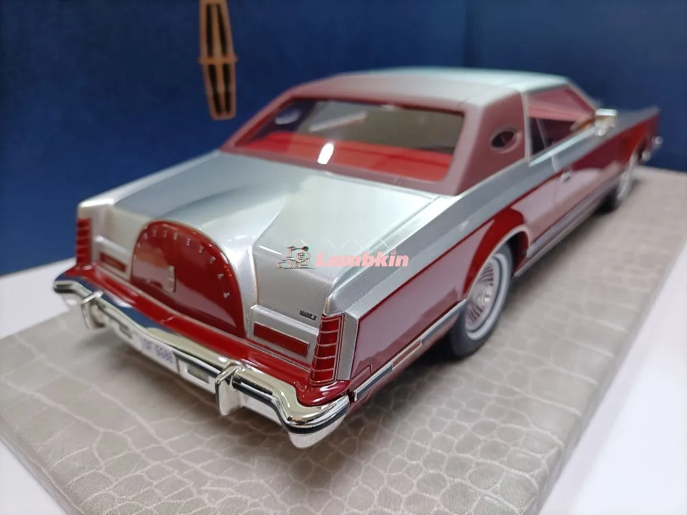 AMC 1:18 For Lincoln Continental Mark V Red and Silver Special Edition Limousine Model Collectible Ornament Gift Miniature