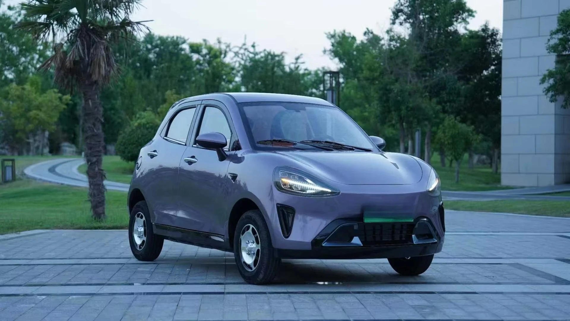 New energy vehicle adult four-wheeled electric vehicle mini car suitable for transportation