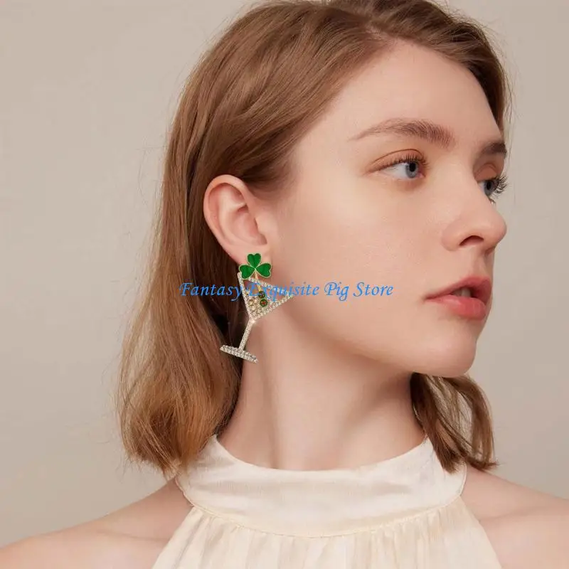 تتميز أقراط البرسيم بأزرار الماس وتصميمات زجاجية نبيذية للاحتفال بالحظ السعيد، وهي فن هندسي