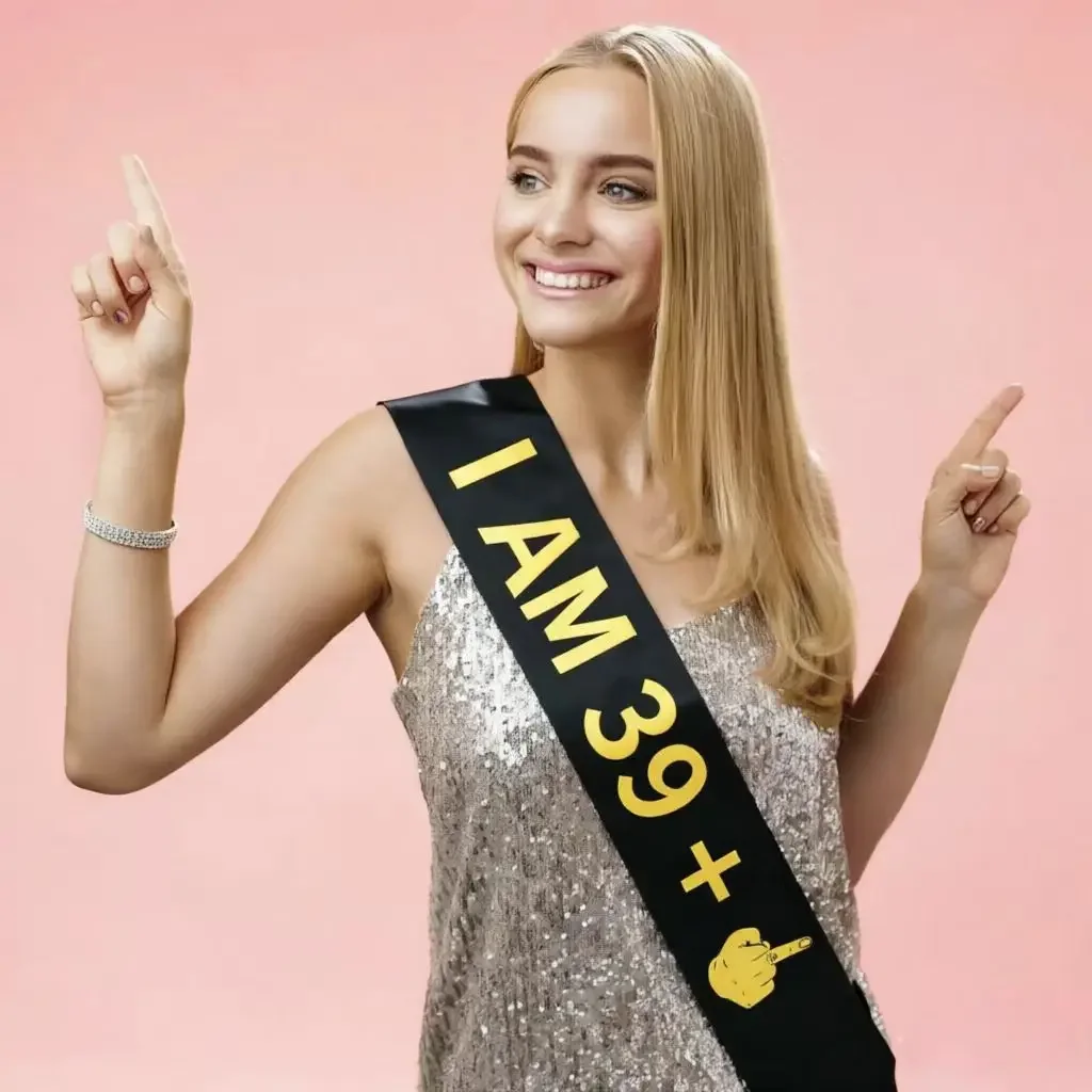 �I AM?+1“-Schärpe, lustige Geburtstagsschärpe für Männer und Frauen, Geburtstagsgeschenke, Partydekorationen, schwarze Schärpe mit goldglitzerndem Schriftzug – Detail 14