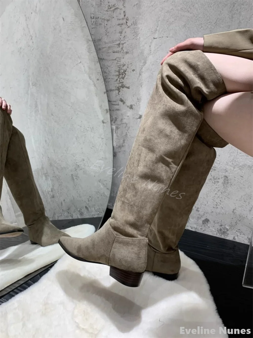 

Замшевые плиссированные ботинки в стиле ретро, женские сапоги с острым носком на массивном каблуке, слипоны выше колена, 2025 г., зимние новые модные сапоги до колена