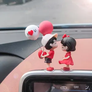 Pareja de adornos lindos para automóvil, decoración de autos lindas parejas de dibujos animados acción, decoraciones de tablero de dibujos animados, lindo beso encantador C c 6 mejores accesorios para automóviles de Yoda de ventas - №5