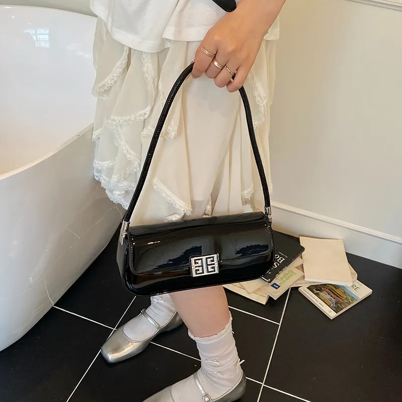 

Chic and Practical Women's Shoulder Bag: Designer Inspired Leather Handbag with Crossbody Option, Elegant Ladies