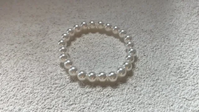 2025 كلاسيكي الأبيض البلاستيك مطاطا مطرز سوار الراتنج فو اللؤلؤ سوار للنساء الصيف حفلة موسيقية مجوهرات هدية