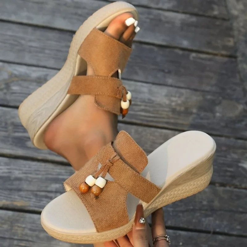 Damen Slip-On Mules Keilsandalen mit offener Zehenpartie, Wildleder-Optik-Obermaterial mit Perlen-Akzenten, lässige Sommer-Plateau-Schuhe mit strukturierter Außensohle
