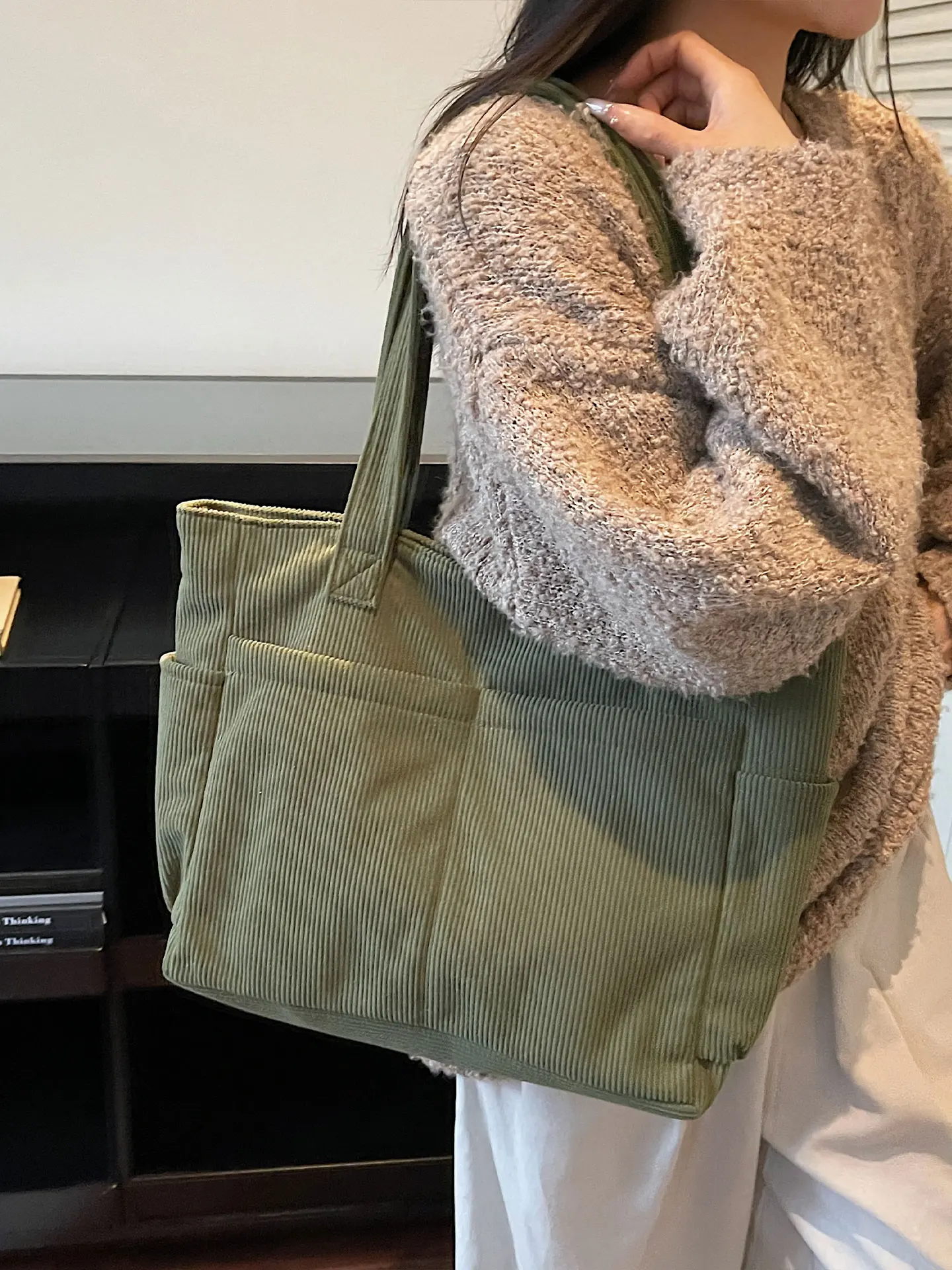 

Вельветовая большая сумка большой емкости, женская осень-зима 2022, новая модная повседневная универсальная сумка на одно плечо, классная дорожная сумка