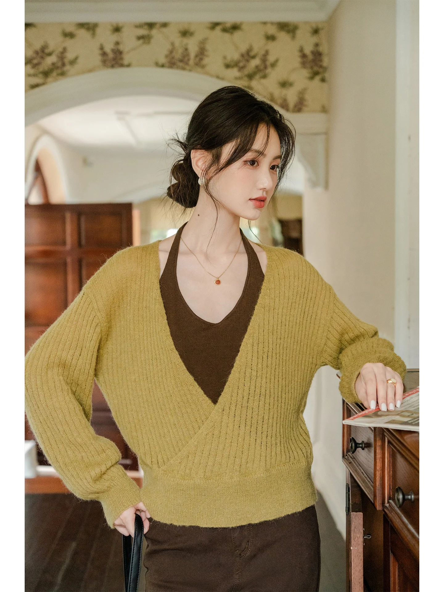 

Французский вязаный женский топ с длинными рукавами и вырезами, комплект из двух предметов: топ и жилет, мягкая нейлоновая смесь, комфортный.