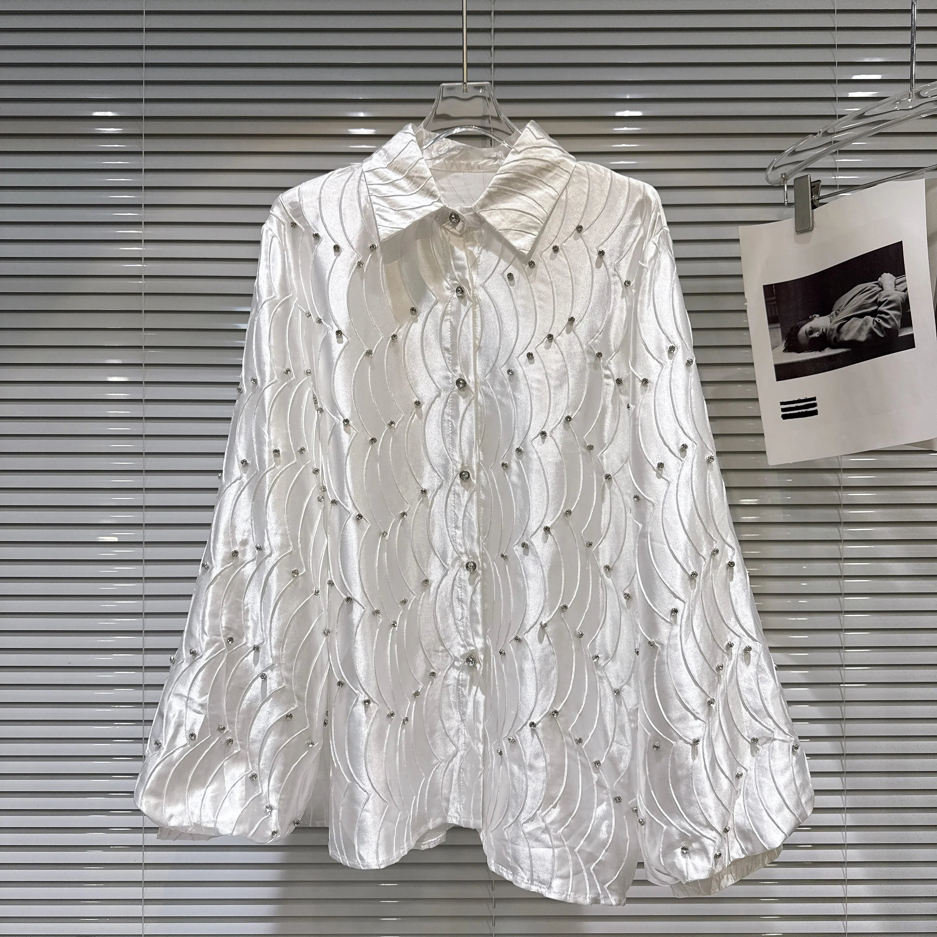 

Новая модная блузка-рубашка из атласа с волнистым узором «рыбья чешуя» и стразами для женщин, коллекция Весна 2026