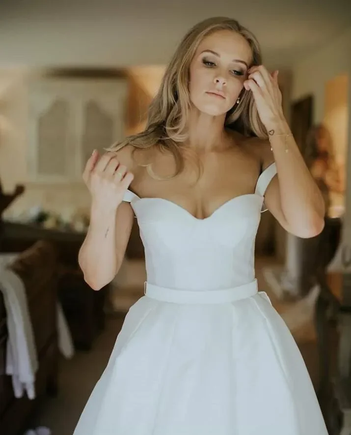 Line A sexy V-neck off-the-shoulder dress Italian shoulder with backless covered buttons after sweeping train wedding dress 2024