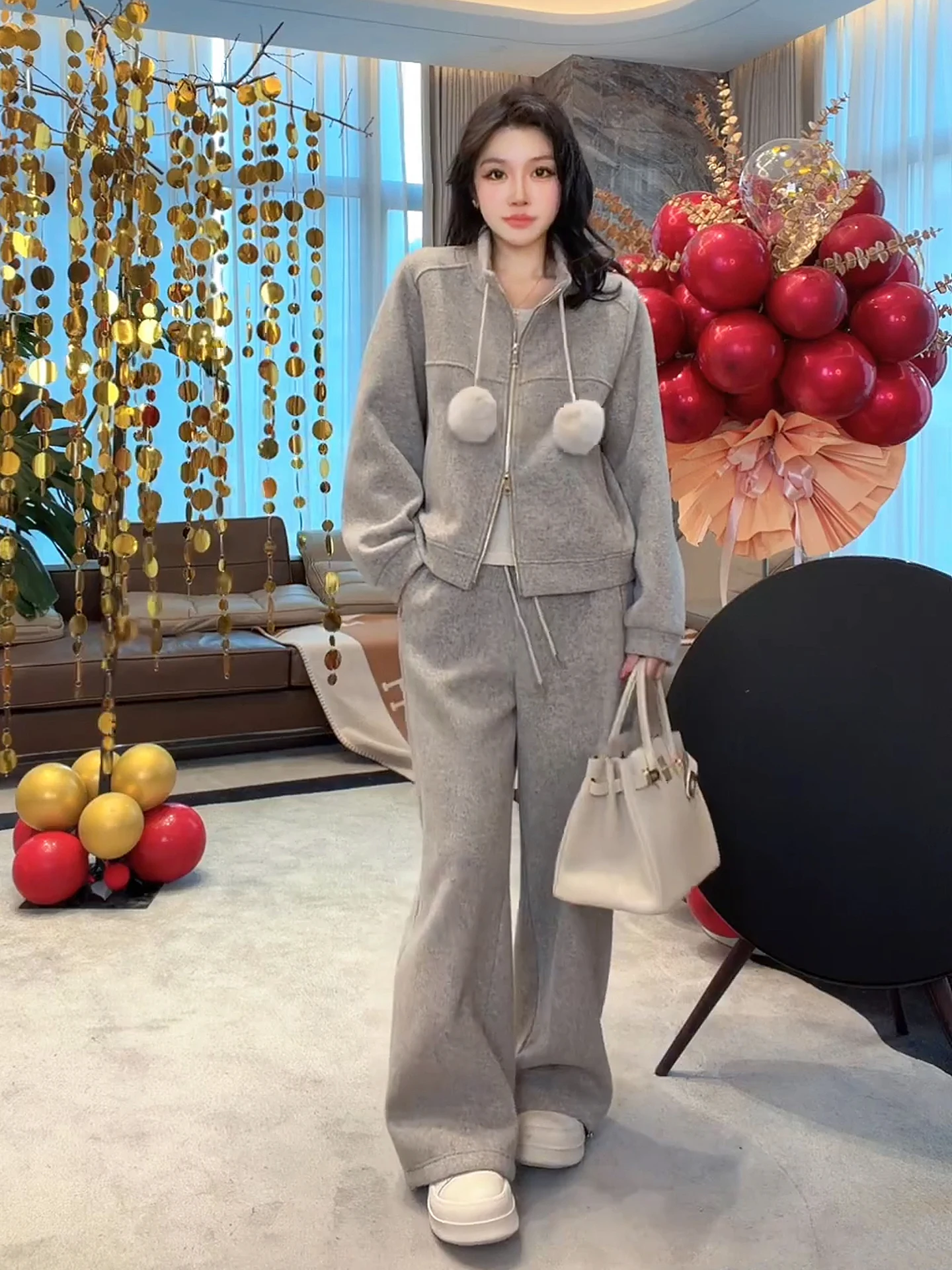 

Комплект из двух предметов: худи на флисовой подкладке и повседневные брюки из мериносовой шерсти. Универсальный женский модный комплект для города с высокой талией.