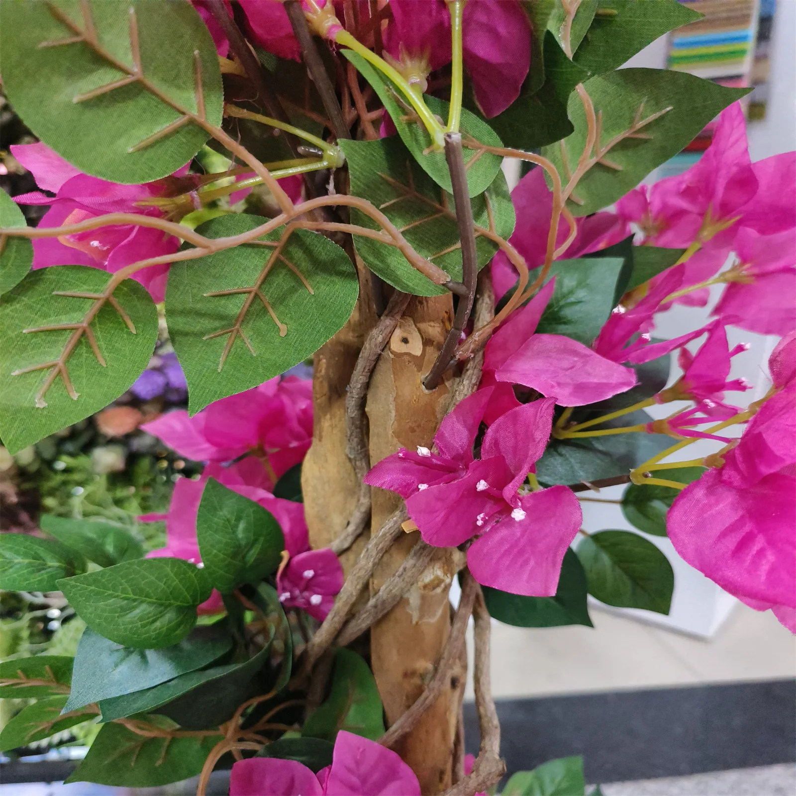 شجرة Bougainvillea الاصطناعية مع الزهور والأوراق، شجرة صناعية واقعية خفيفة الوزن في وعاء ديكور المنزل للمنزل الداخلي والخارجي