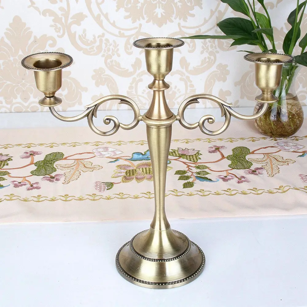 Ornate Metal Candlestick Holder For Romantic Dinner Wedding Home Decor European Retro Style Polished Candle Stand Art Ornament