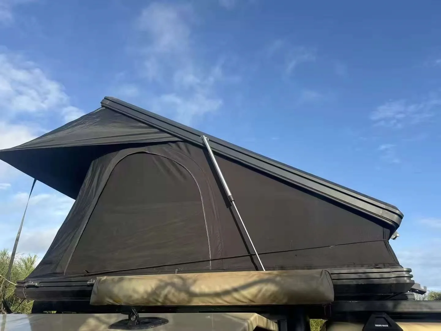 

Factory Price Light Weight Hard Shell Roof Top Tent With Annex for Car Rooftop Tent Aluminum Camping Car Roof Tent