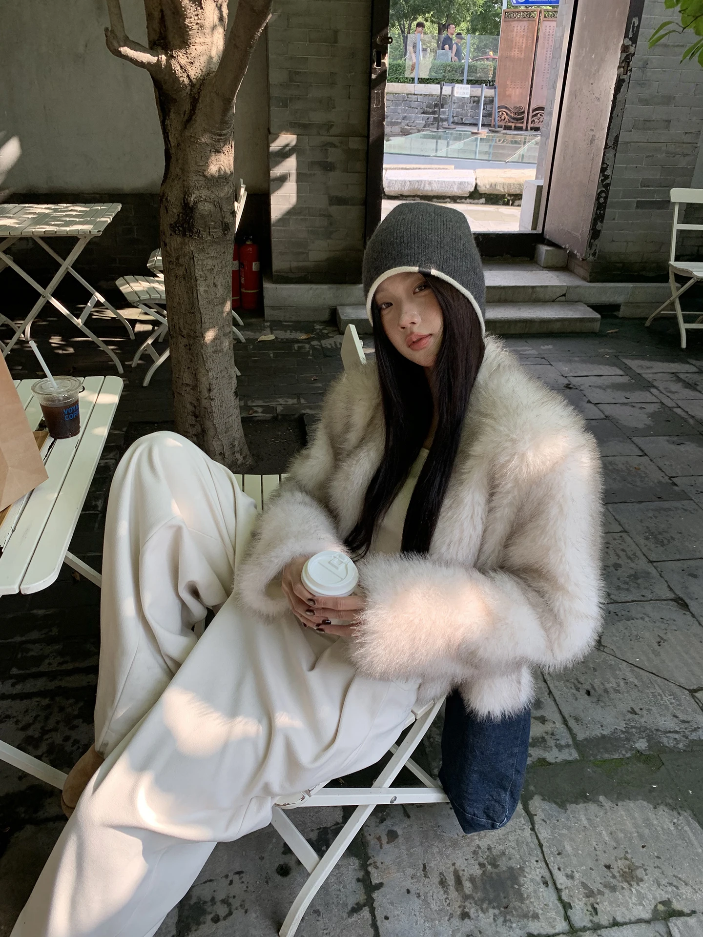 เสื้อโค้ทขนสัตว์สีขาวสำหรับผู้หญิงจาก Red Celebri Studio รุ่นใหม่ประจำฤดูใบไม้ร่วงและฤดูหนาวปี 2025 ให้ความอบอุ่น เหมาะสำหรับการเดินทาง ผลิตจากเส้นใยโพลีเอสเตอร์