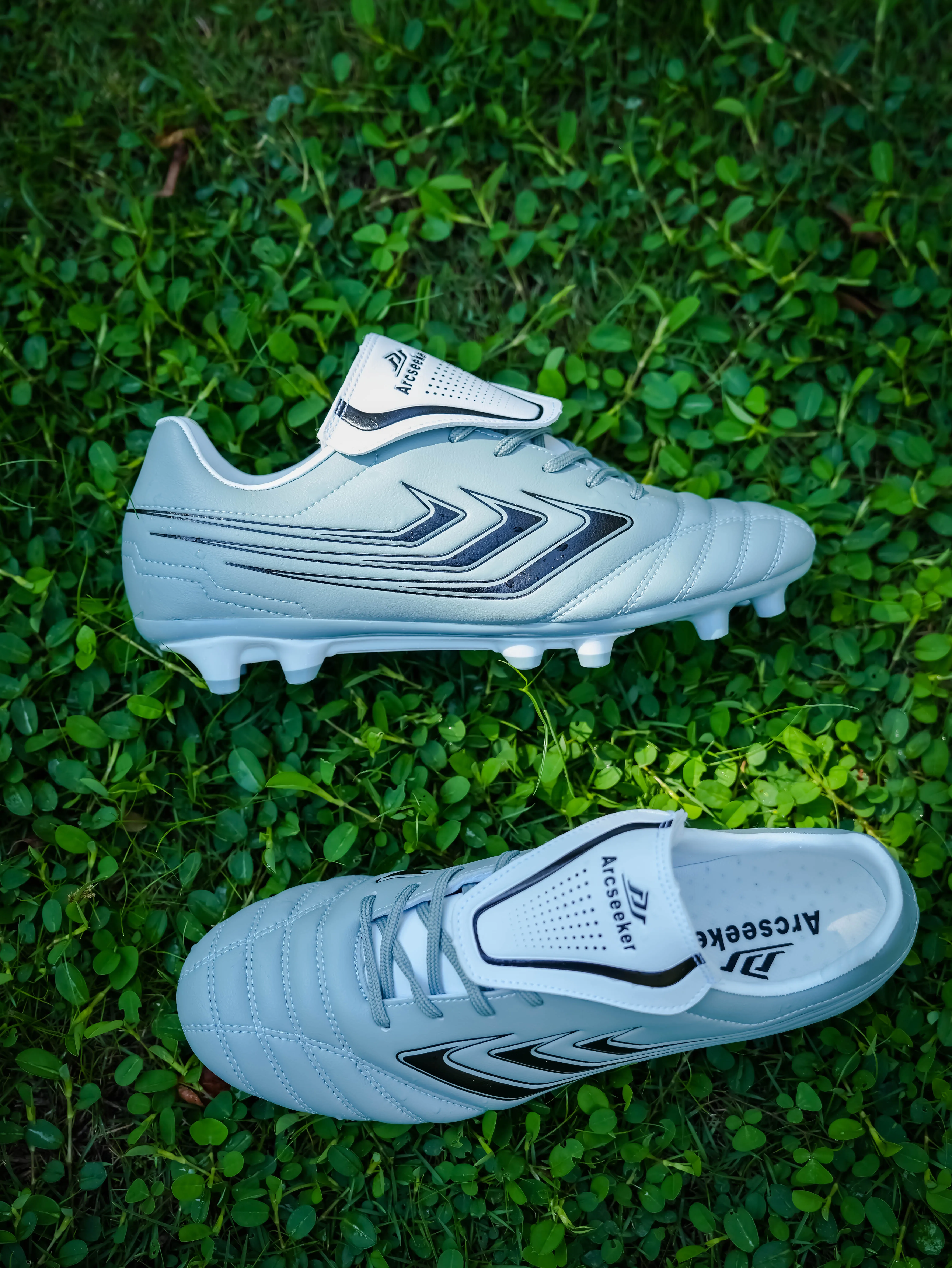 Low‑Cut AG Soccer Cleats, Textured Touch‑Control Synthetic Upper, Anti‑Collision Reinforced Toe, High‑Rebound EVA Midsole, Deep‑