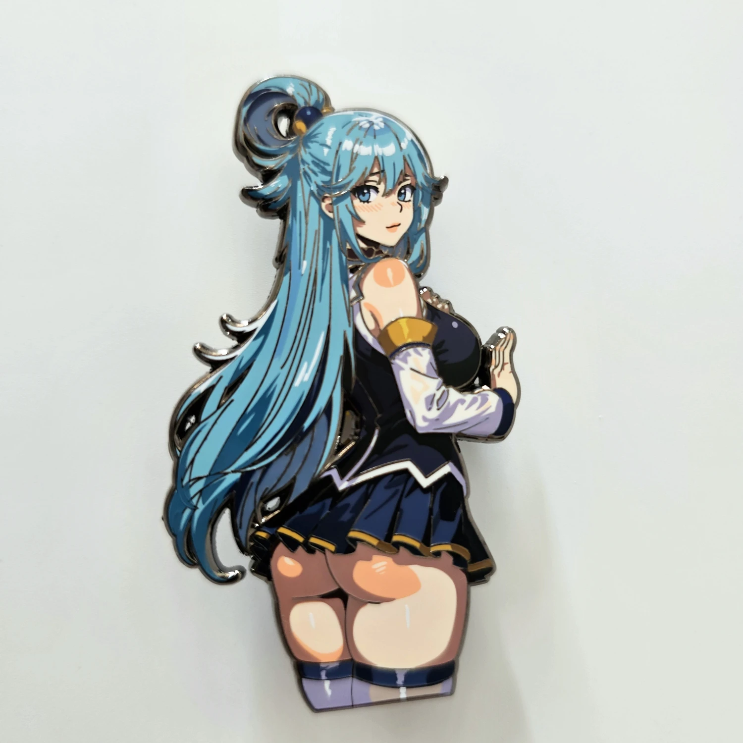 Konosuba Aqua figura Esmalte duro Pin mochila Broche con insignia de metal