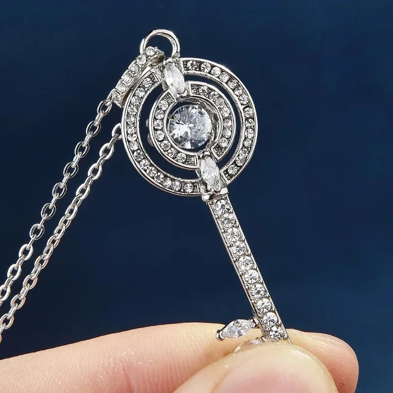 

The Beating Heart Key necklace for women, a crystal dynamic collarbone necklace, a fashionable clothing necklace