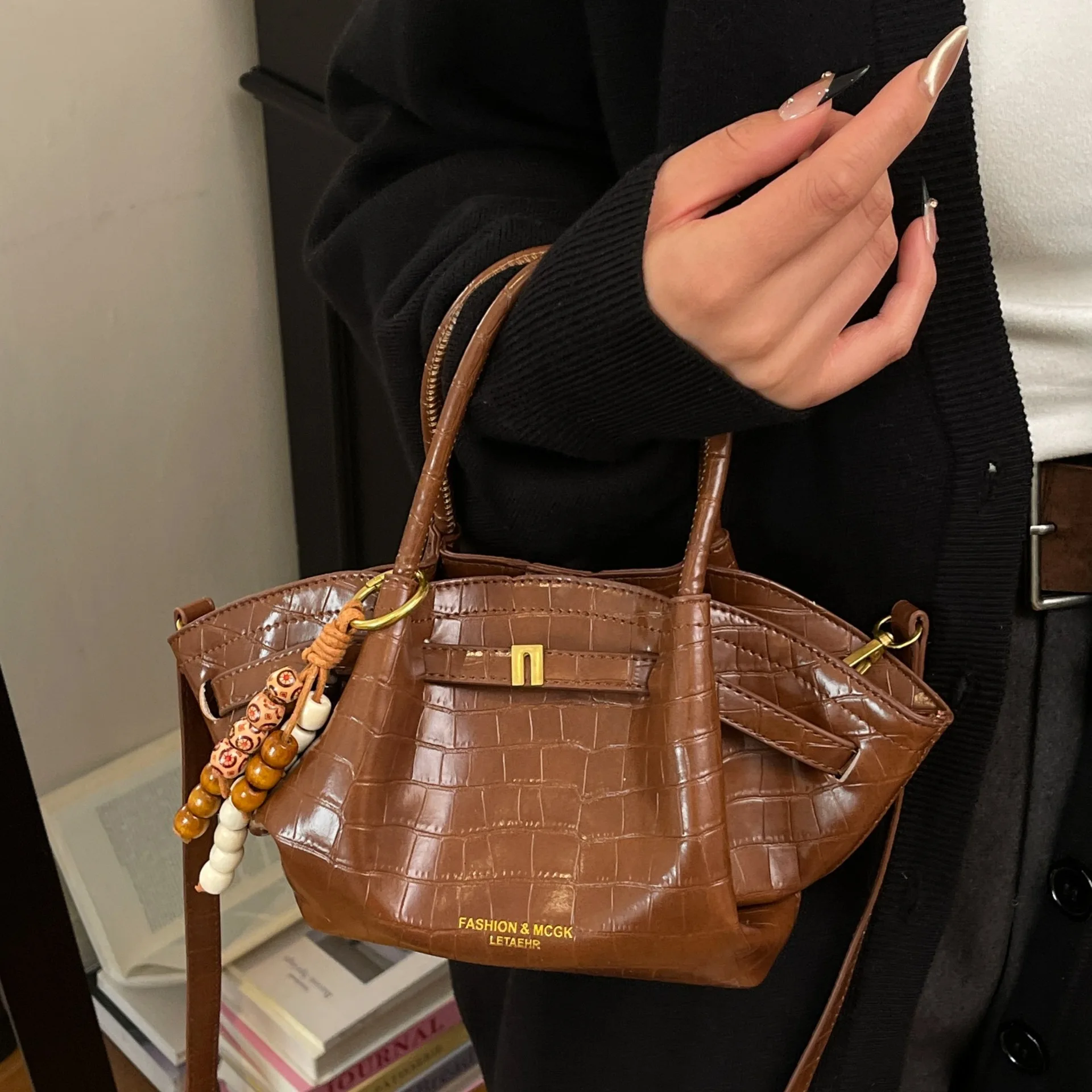 

2025 Winter Women Tote Bag, Fashion Leather Crossbody Shoulder Purse, Spacious Work Bag for Daily Commute, Stylish Handbag