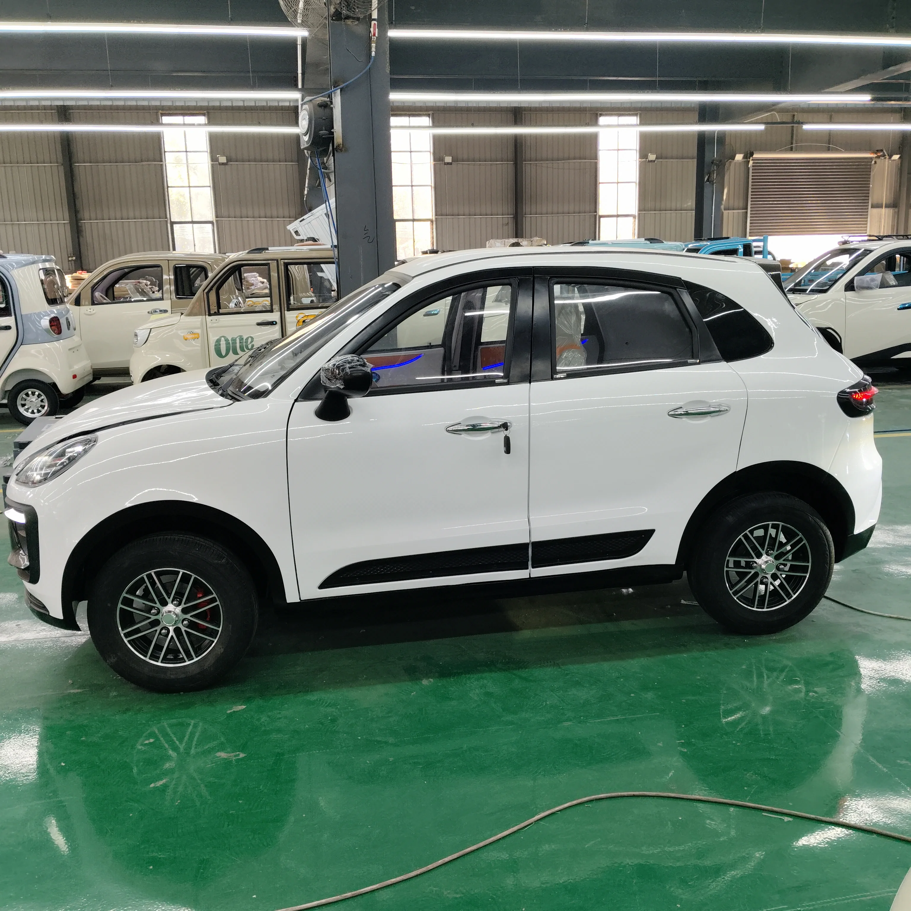 YzhgbFour-wheeled new energy vehicle, equipped with a 3500W motor, with a cruising range of up to 200 kilometers and a battery c