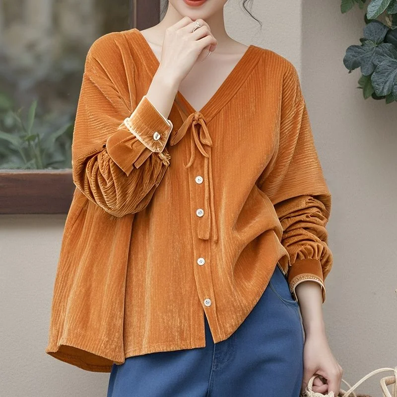 

Новые осенние топы 2025 года. Крутые и высококачественные оранжевые бархатные рубашки с v-образным вырезом.
