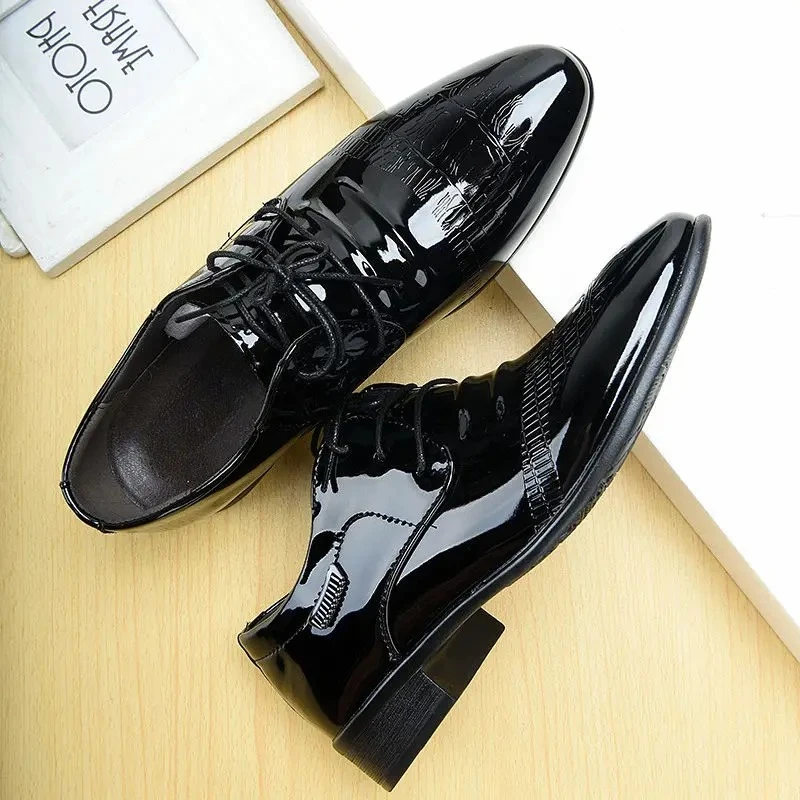 

Деловые мужские деловые туфли в британском стиле на шнуровке с ярким верхом, роскошные дизайнерские кожаные не повседневные черные офисные мужские туфли в социальном стиле