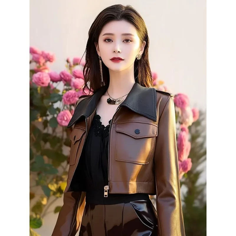 올해의 트렌디 베스트셀러는 여성의 초가을을 위한 고급스러운 룩을 연출하는 멋지고 스타일리시한 브라운 라펠 가죽 재킷입니다.