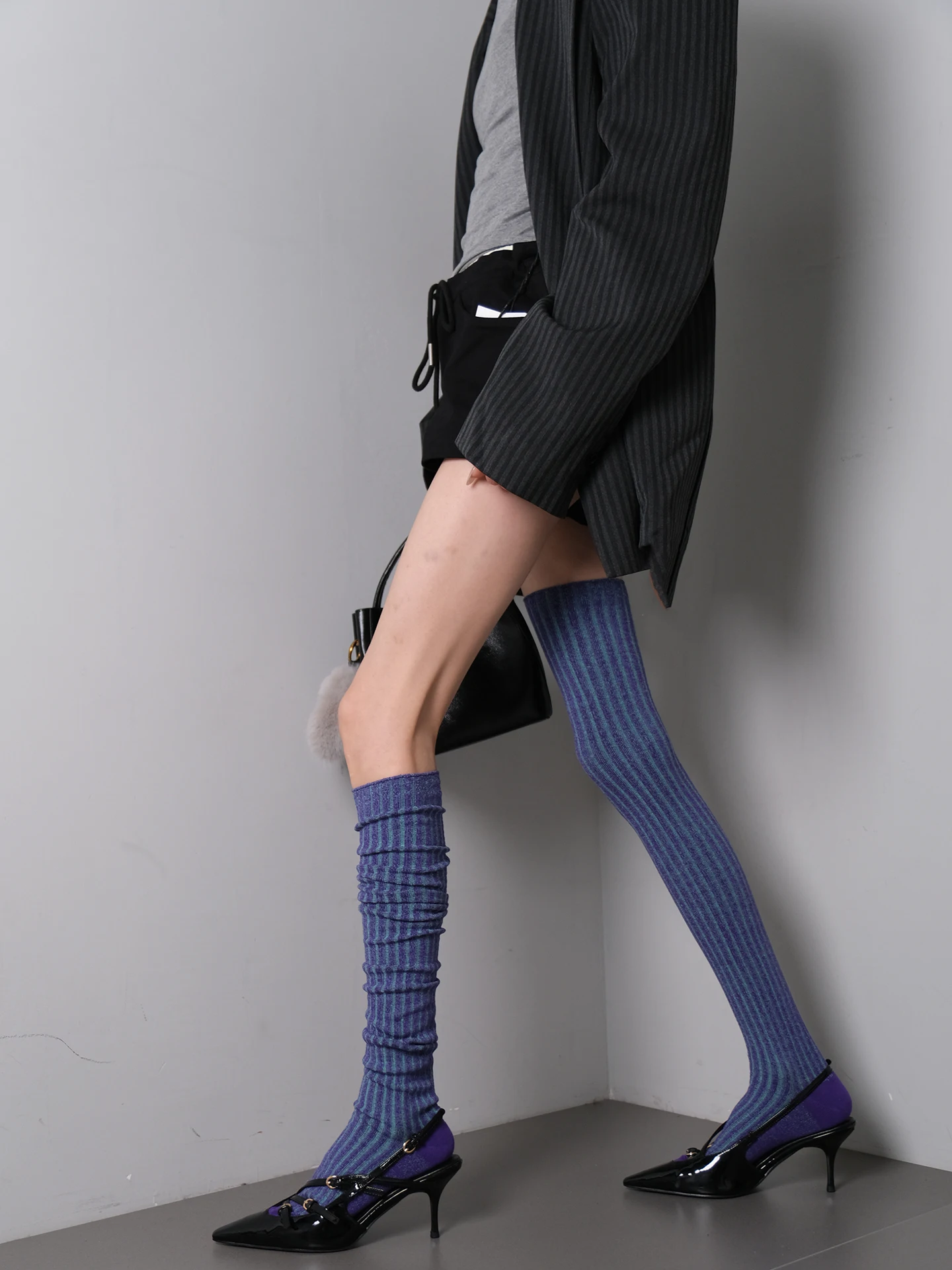 週末ピクニック-ブルー-コールドテンション-オーバーニーソックス-サイレントな雰囲気-遠く離れた感覚-レディースチャンキーソックス-ニーハイペンシルスカート
