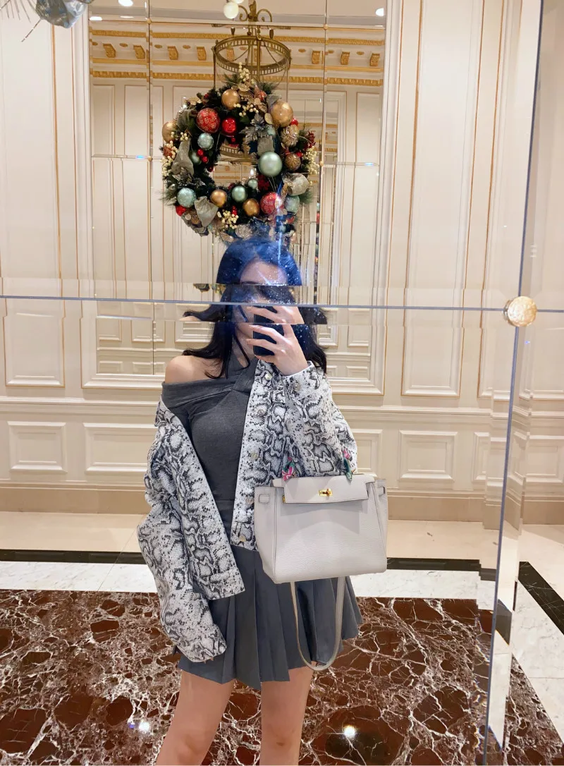 

Charming Denim Jaet in Light ey And Silver White Women's Faion Spring Collection Straight Cut Long Sve Classic Design