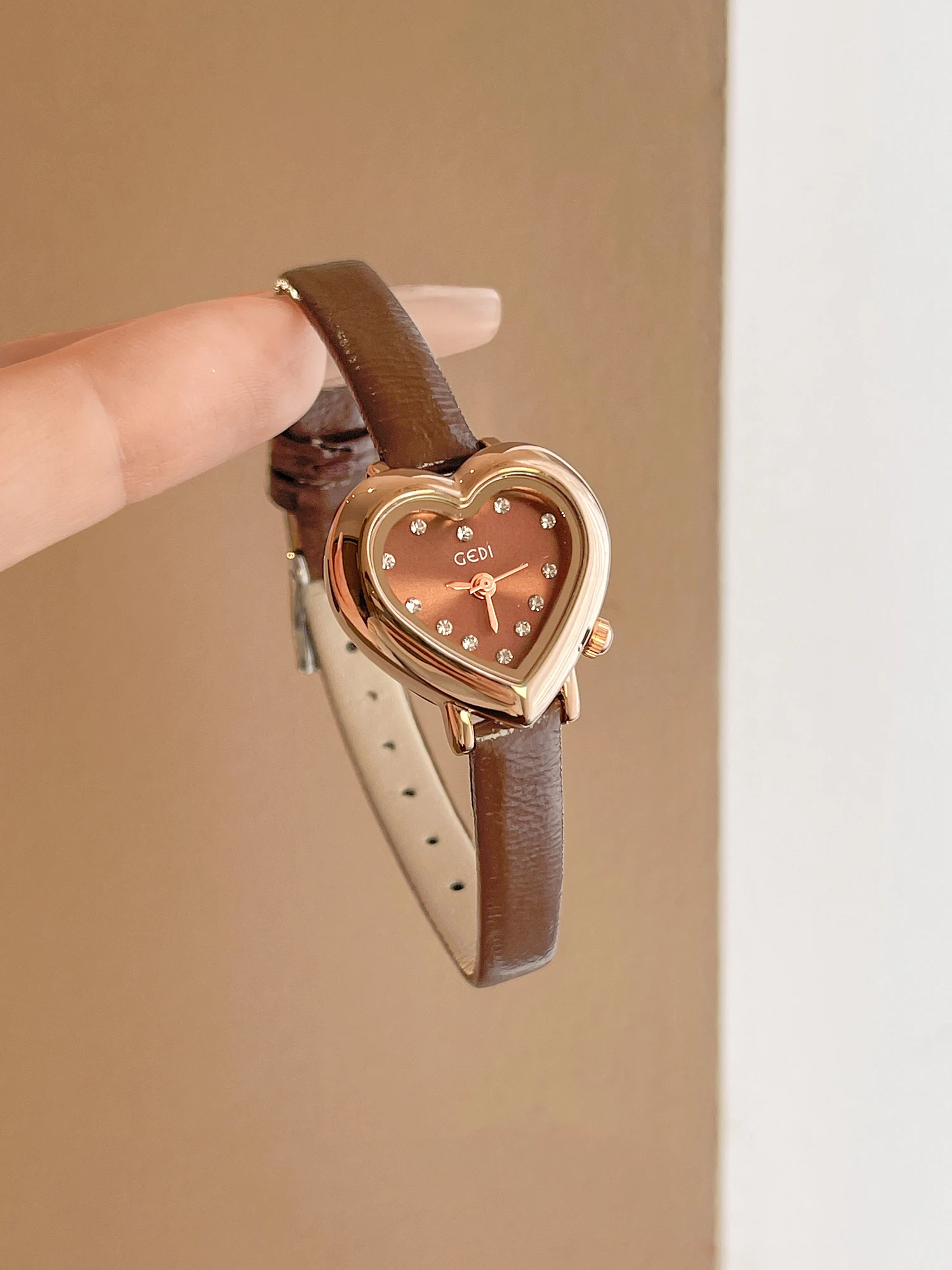 2025 New Fashionable Elegant Woman' Watches Heart-Shaped Small Dial Leather Strap Water-Resistant Quartz Ladies' Wristwatch Gift