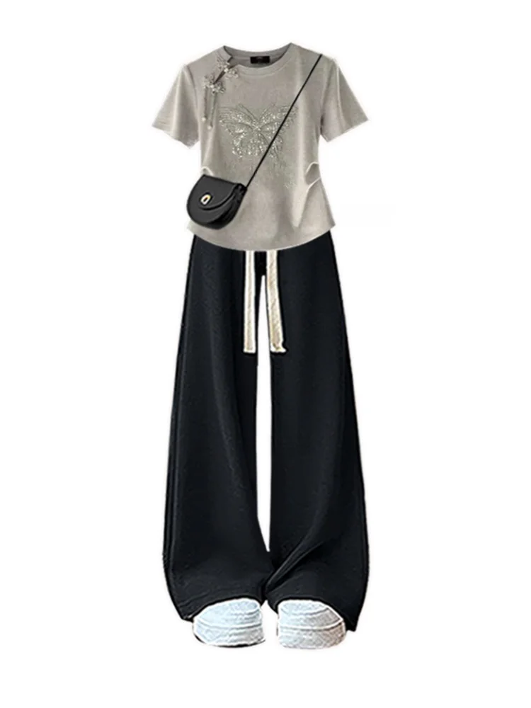 طقم نسائي صيفي كاجوال مكون من قطعتين: بنطلون واسع الساق مع خصر مطوي مزين بالفراشات، تصميم أنيق ومريح #5