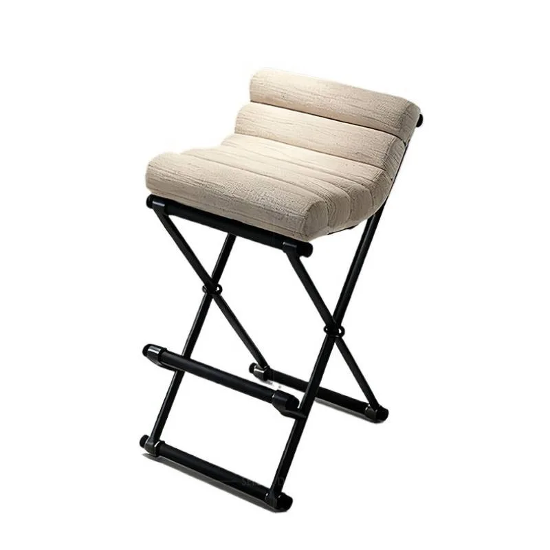 金属製装飾バーチェア 屋外用 曲げられるアイランドオフィスバーチェア 人間工学に基づいたベージュ色のキッチンバーチェア バー家具