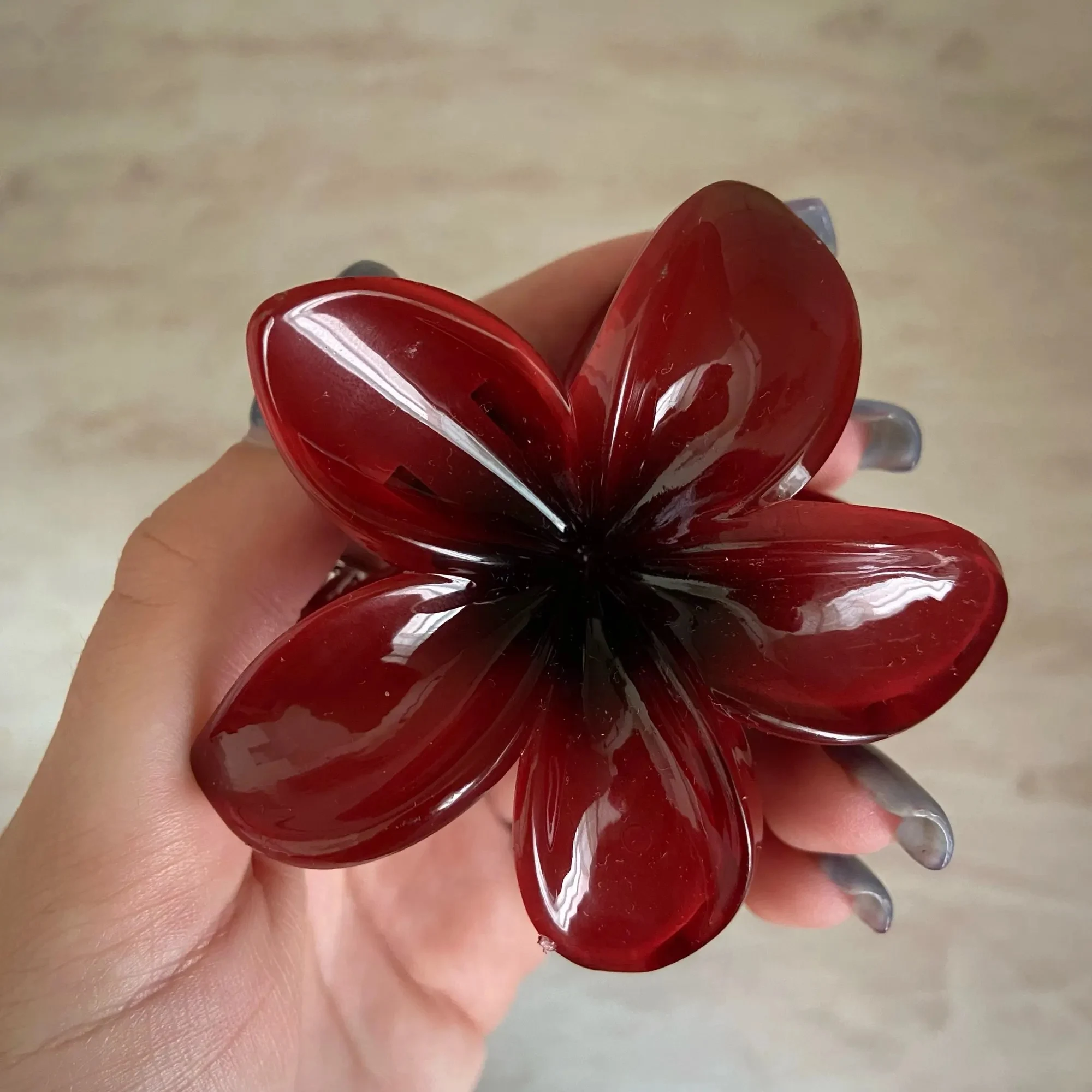 Pinza de pelo acrílica con flor de huevo roja degradada para mujer, pinzas para el pelo, pasador de cangrejo, tocado hawaiano, accesorios para el cabello para niña de verano