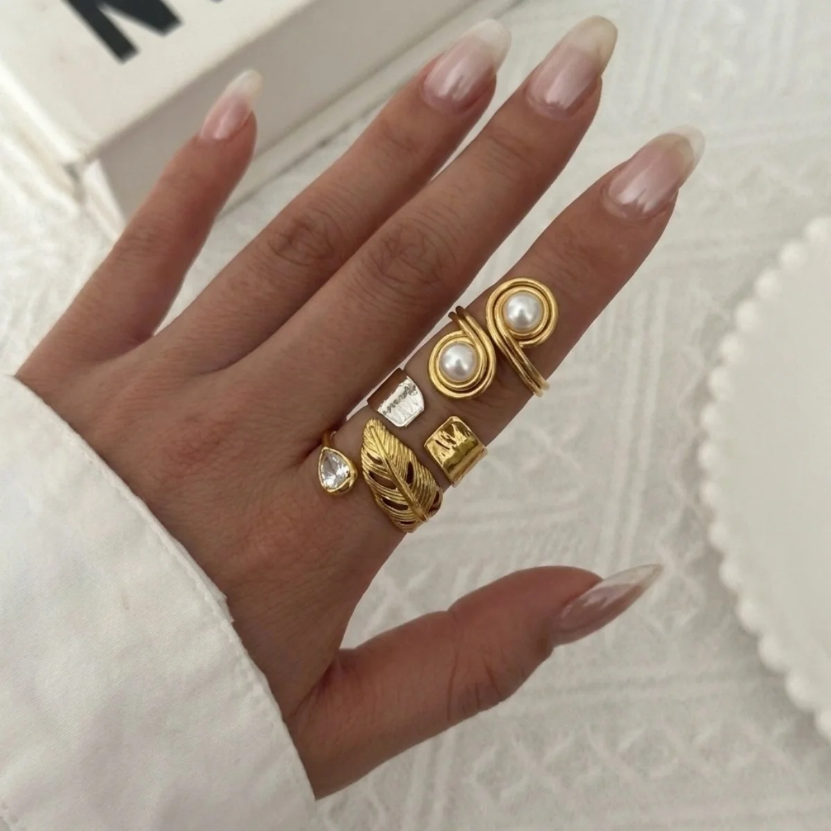 Französische Vintage-Fingerringe mit hohlem, gewelltem Design, imitierten Perlen und Spiralblatt-Motiven für Damen und Herren, im Nischenstil, geometrischer Ring, ästhetischer Schmuck. – Detail 7
