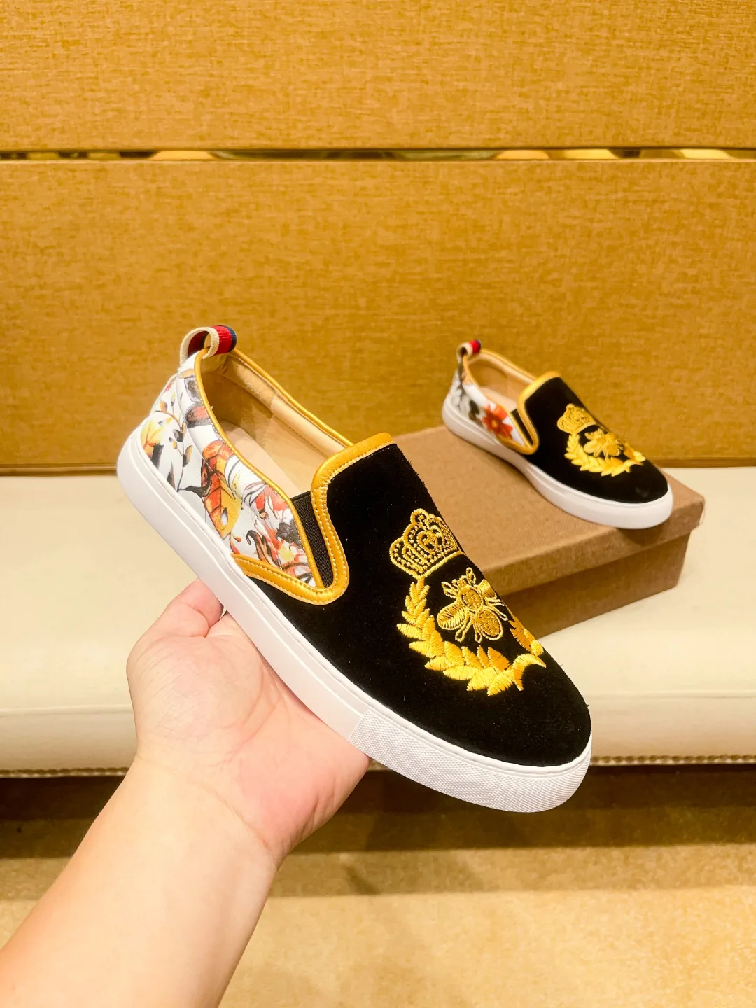 

Men's genuine leather sports and leisure shoes are comfortable and breathable Rubber soled sports shoes