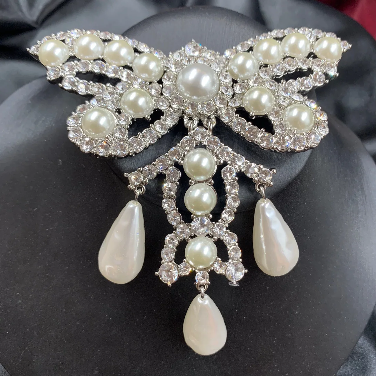 

Роскошная брошь в стиле барокко, инкрустированная бриллиантами, полая жемчужная бахрома, тяжелая промышленность, преувеличенная ретро-брошь в виде стрекозы