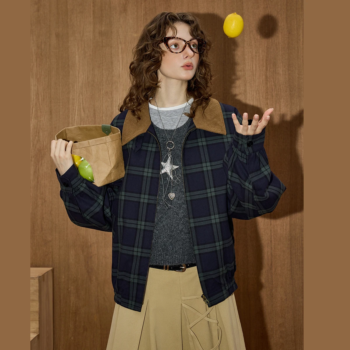 سترة نسائية لخريف 2025 ذات ياقة كلاسيكية سترة منقوشة بألوان متعددة تصميم قصير بتصميم قصير مرقع بنمط متخصص كبير الحجم #1