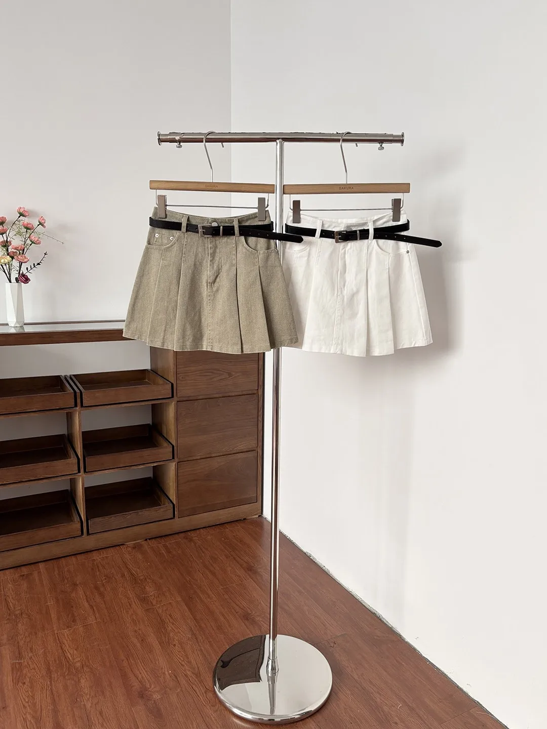 

Юбка с высокой талией и плиссировкой, женская модная юбка в стиле колледж, новинка весна-лето, с поясом, ретро, А-силуэт, премиум-класса.