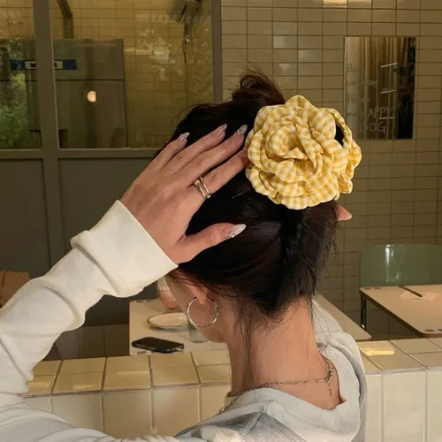 Imagen 2 del producto Pinza para el pelo para mujer, exquisita pinza para el pelo a cuadros con rosa amarilla, accesorio para el cabello coreano de alta gama, accesorio para cabeza de flor