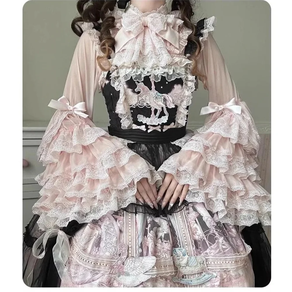 เสื้อเชิ้ตสไตล์โลลิต้าหวานซ่อนเปรี้ยว แต่งลูกไม้สไตล์แฟรี่คอร์ คอตั้ง ผูกโบว์ แขนทรงแตรใหญ่ ติดกระดุมแถวเดียว สีชมพูหวานๆ สำหรับผู้หญิง